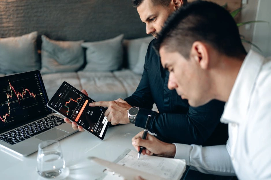 Zespół analityków omawiający dane na wykresach