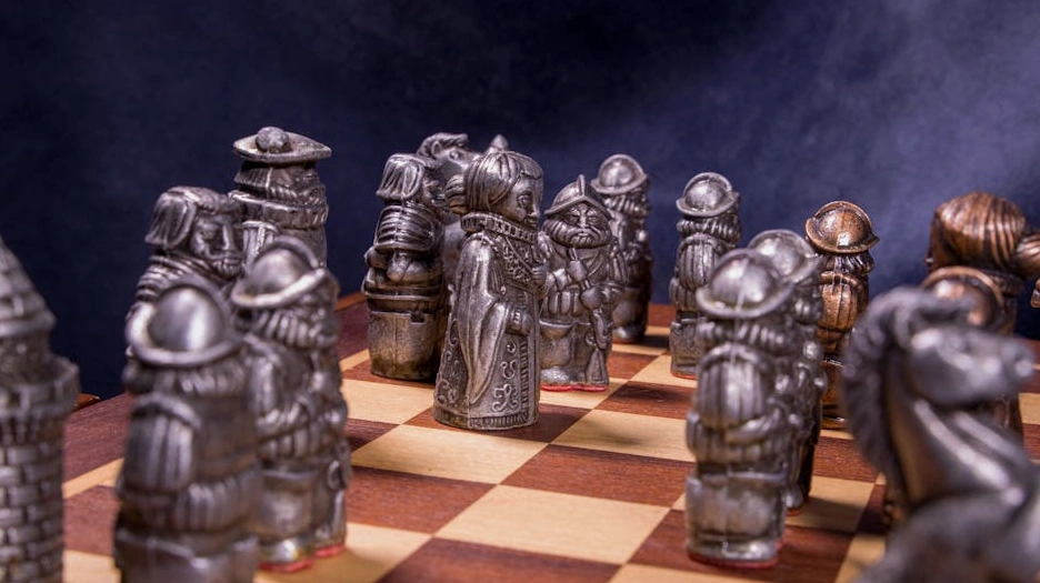 Osoba wdrażająca strategię na tablicy projektowej